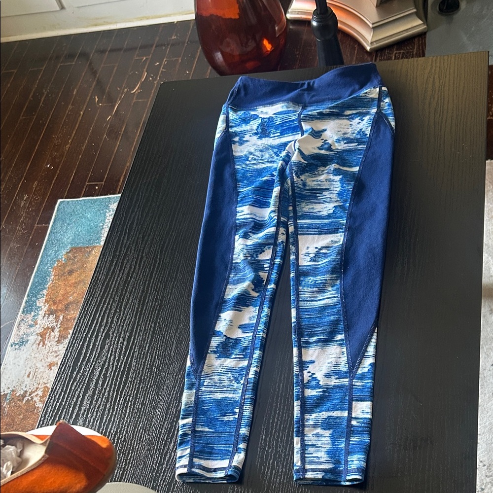 Zella Navy and White Abstract Leggings with inside waist pocket. - Picture 7 of 8